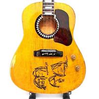 MINI CHITARRA DA COLLEZIONE IN LEGNO REPLICA BEATLES