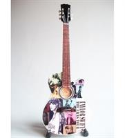 MINI CHITARRA DA COLLEZIONE IN LEGNO REPLICA TAYLOR SWIFT